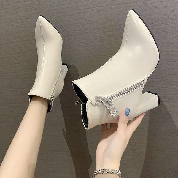 boots fashion women's autumn and winter chunky heel high short korean style pointed toe solid 220924, Black
boots fashion women's autumn and winter chunky heel high short korean style pointed toe solid 220924, Black