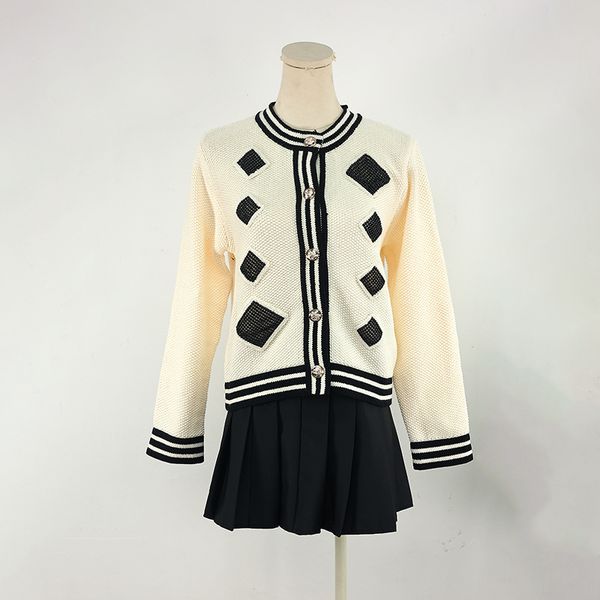 906 l 2022 milan runway autumn women sweater brand same style long sleeve white beads cardigan crew neck womens yuecheng, White;black
906 l 2022 milan runway autumn women sweater brand same style long sleeve white beads cardigan crew neck womens yuecheng, White;black