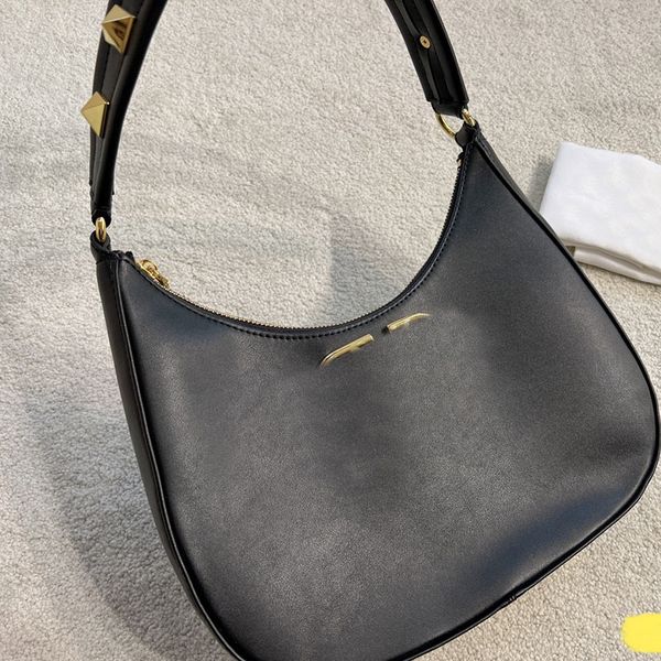 armpit shoulder bag hand clutch tote bags genuine leather gold hardware zipper closure inside fashion letters solid color small handbag purs
armpit shoulder bag hand clutch tote bags genuine leather gold hardware zipper closure inside fashion letters solid color small handbag purs