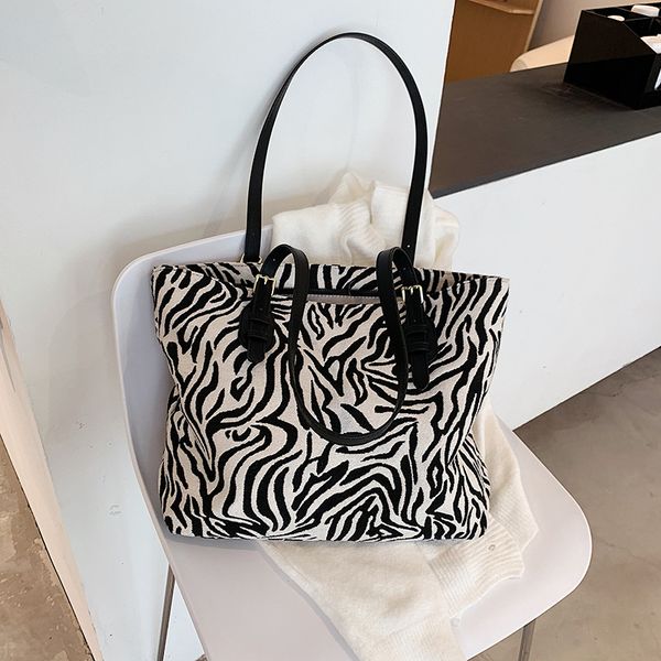 large-capacity zebra print tote bag women's 2022 european and american fashion portable canvas shoulder bag simple handbag
large-capacity zebra print tote bag women's 2022 european and american fashion portable canvas shoulder bag simple handbag