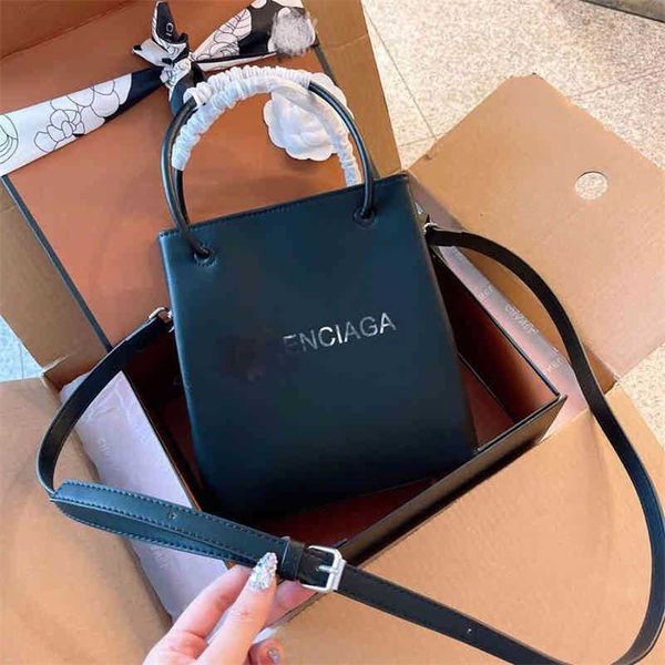2022 designers balenclagass trend leisure fashion letter printed shopping one shoulder messenger bag hand simple women's bag
2022 designers balenclagass trend leisure fashion letter printed shopping one shoulder messenger bag hand simple women's bag
