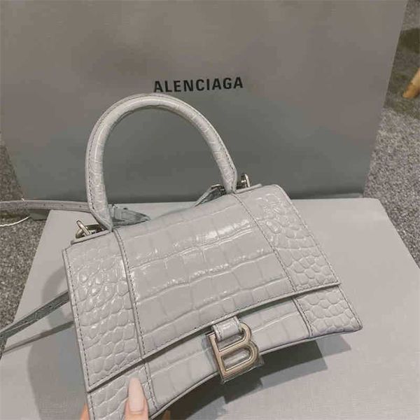 handbags balenclagass designer bag star same female 2022 fashion versatile b family crocodile hourglass bag b character leather diagonal one
handbags balenclagass designer bag star same female 2022 fashion versatile b family crocodile hourglass bag b character leather diagonal one