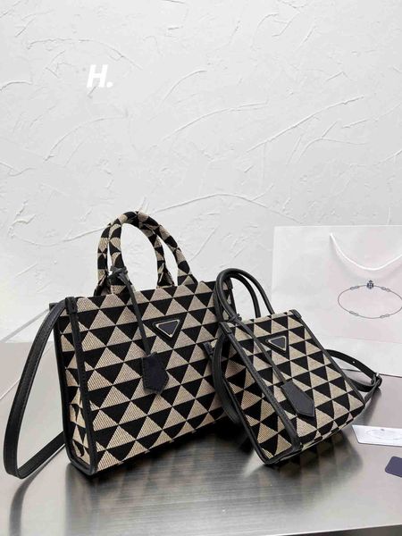 designer luxury women the tote bag fashion versatile handbags shoulder crossbody bags purse telfars totes large capacity saddle wallets 7a m
designer luxury women the tote bag fashion versatile handbags shoulder crossbody bags purse telfars totes large capacity saddle wallets 7a m