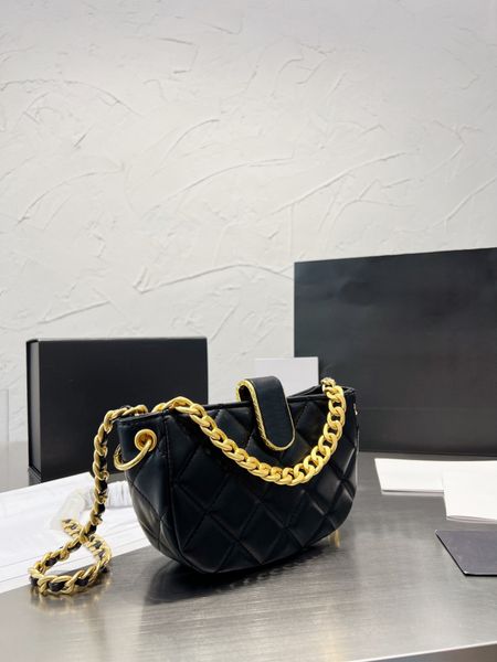 2022 crescent-shaped half-moon designer big-name lattice pattern underarm large bag female autumn and winter new high-end small bucket multi
2022 crescent-shaped half-moon designer big-name lattice pattern underarm large bag female autumn and winter new high-end small bucket multi