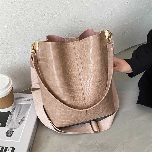 evening bags vintage pattern crossbody for women pu leather trend designer shoulder handbags large capacity bucket bag 220923
evening bags vintage pattern crossbody for women pu leather trend designer shoulder handbags large capacity bucket bag 220923