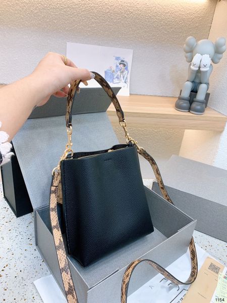 luxury designer crossbody shoulder bags handbag women's fashion leather handbags wholesale removable shoulders strap
luxury designer crossbody shoulder bags handbag women's fashion leather handbags wholesale removable shoulders strap