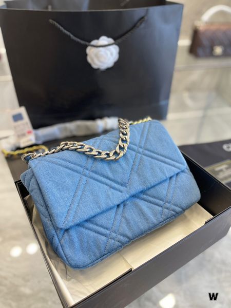 26cm denim 19 bicolore quilted classic flap bags blue silver metal hardware turn loack chain totes strap crossbody shoulder large capacity s
26cm denim 19 bicolore quilted classic flap bags blue silver metal hardware turn loack chain totes strap crossbody shoulder large capacity s