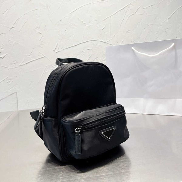 backpack designer nylon shoulder bags classic handbags black triangle sign metal zipper multi pockets schoolbag 220926
backpack designer nylon shoulder bags classic handbags black triangle sign metal zipper multi pockets schoolbag 220926
