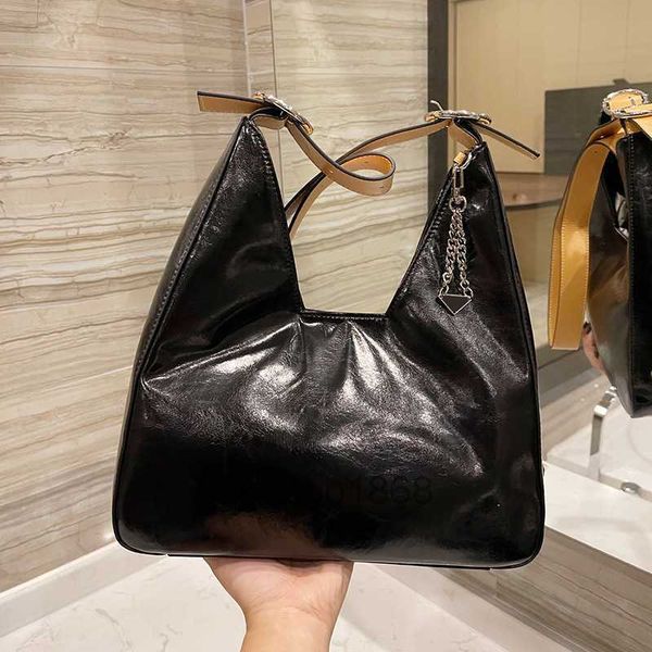 super cool black leather bag wax cowhide high-capacity shoulder bags with a on the side design handbag
super cool black leather bag wax cowhide high-capacity shoulder bags with a on the side design handbag