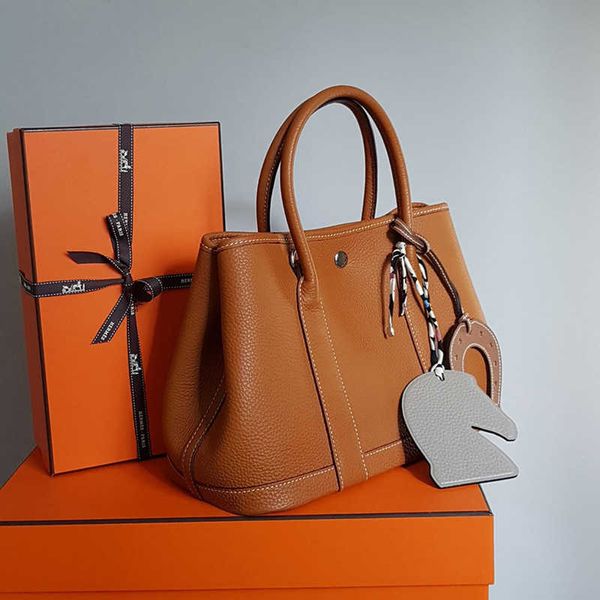 h gardens luxurys handbags a shoulder handbag with fashionable quality and trend with real logo
h gardens luxurys handbags a shoulder handbag with fashionable quality and trend with real logo