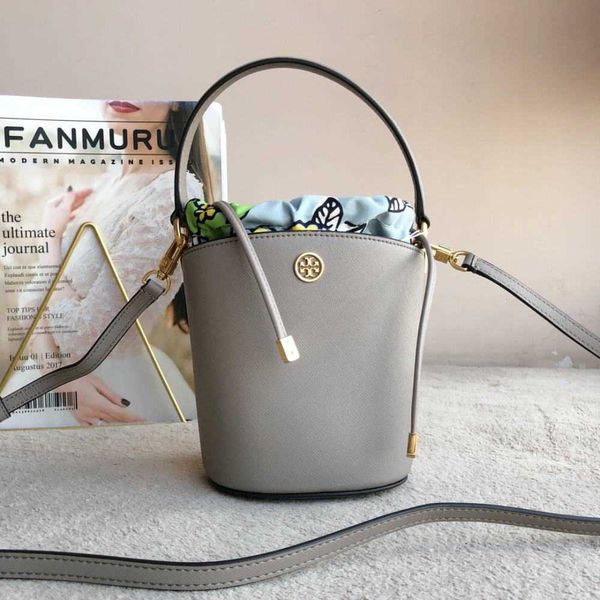 luxury designers handbags purses tary burchss bag women tote brand letter embossing genuine leather tb shoulder bags retro style printed col
luxury designers handbags purses tary burchss bag women tote brand letter embossing genuine leather tb shoulder bags retro style printed col