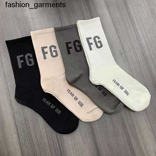 dsigner men's socks fashion brand medium tube socks sports long tube men women essential, Black
dsigner men's socks fashion brand medium tube socks sports long tube men women essential, Black
