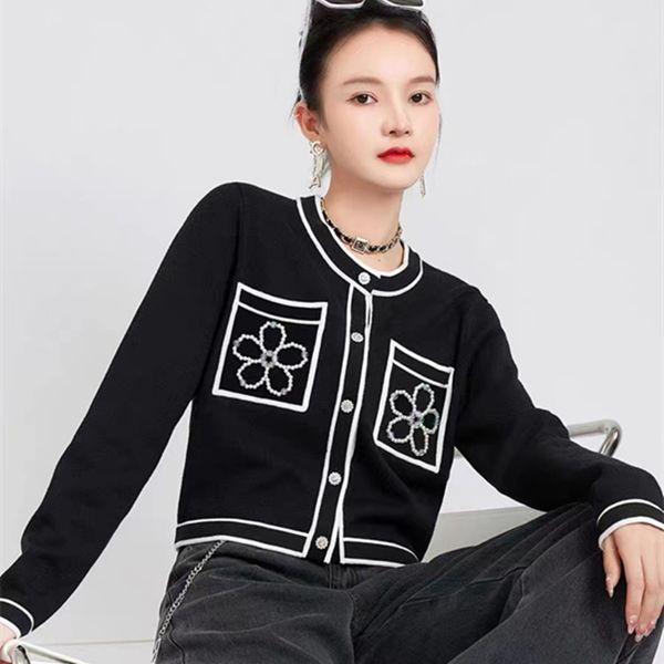 901 l 2022 milan runway autumn women's sweater brand same style long sleeve crew neck black cardigan black white qianli, White;black