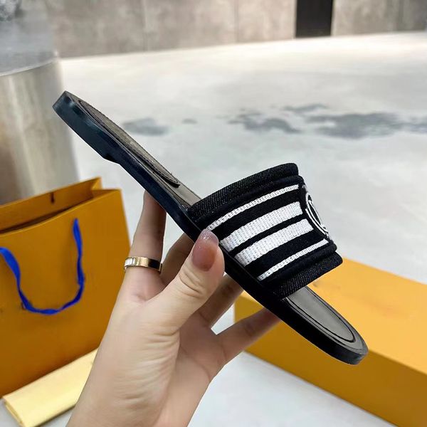 designer slippers women's flat sandals fashion versatile beach flip-flops brown black white large size 35-43
designer slippers women's flat sandals fashion versatile beach flip-flops brown black white large size 35-43