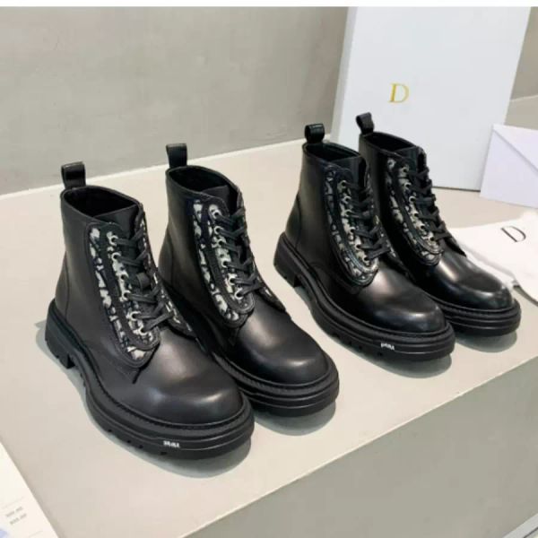 2022 uggs women designer boots ladies short boot martin black corium knight design casual shoes luxurys size 35-40
2022 uggs women designer boots ladies short boot martin black corium knight design casual shoes luxurys size 35-40