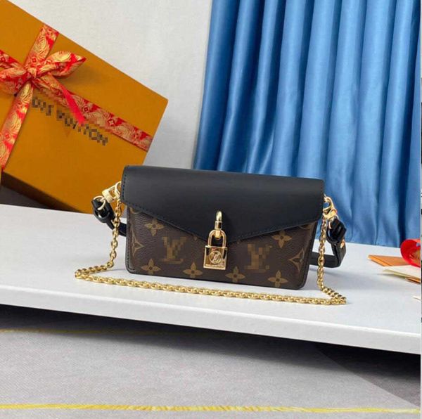 m80559 dlock on stra lock chain bag luxury designer bag fashion women shoulder crossbody package evening bags counter same lvs louiseitys, Red;black
m80559 dlock on stra lock chain bag luxury designer bag fashion women shoulder crossbody package evening bags counter same lvs louiseitys, Red;black