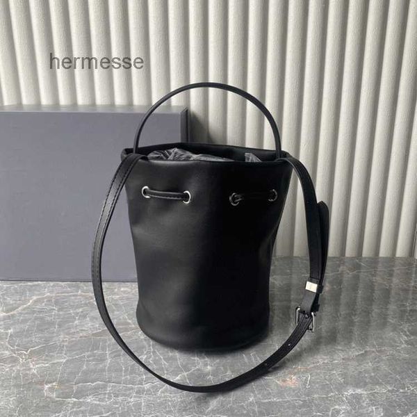 evening bags balencaigass designer fashion luxury womens shoulder bag pu bucket mens satchel 2022 summer alphabet simple satchel
evening bags balencaigass designer fashion luxury womens shoulder bag pu bucket mens satchel 2022 summer alphabet simple satchel