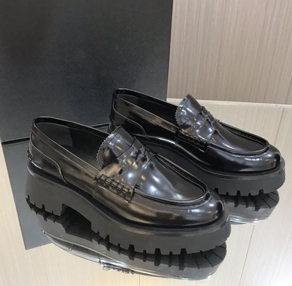 loafers 2022 designer shoes women's thick sole a wang new retro metal word heightening thick- platform ladies versatile black leather s
loafers 2022 designer shoes women's thick sole a wang new retro metal word heightening thick- platform ladies versatile black leather s