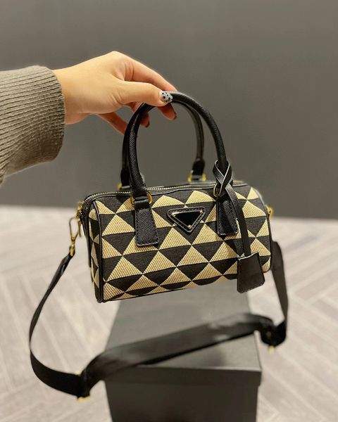 designer crossbody bags for women men luxury triangle pattern pillow bags stitching color canvas handbags totes european and american 2023 f
designer crossbody bags for women men luxury triangle pattern pillow bags stitching color canvas handbags totes european and american 2023 f