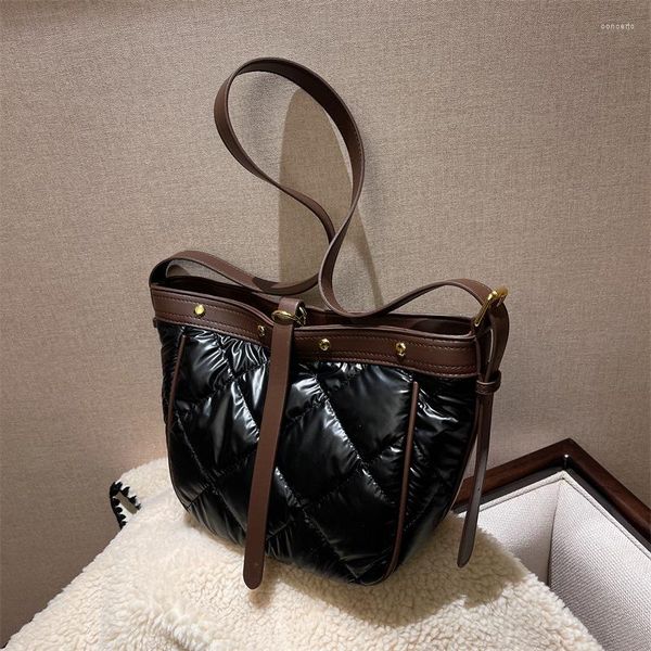 evening bags retro women bag famous design sense large-capacity shoulder portable messenger female niche
evening bags retro women bag famous design sense large-capacity shoulder portable messenger female niche