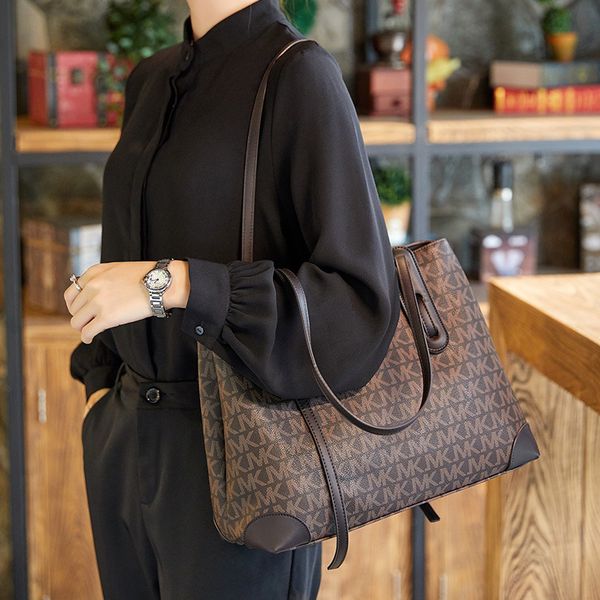 small niche design underarm tote bag 2022 fashion instagram influencer single shoulder bag large capacity handbag
small niche design underarm tote bag 2022 fashion instagram influencer single shoulder bag large capacity handbag