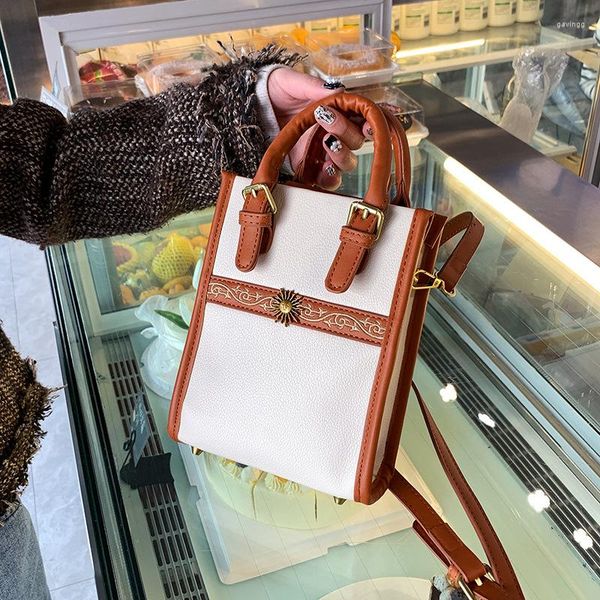 evening bags brand original design fashion bag 2022 style wild simple shoulder messenger square embroidery
evening bags brand original design fashion bag 2022 style wild simple shoulder messenger square embroidery