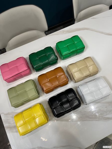 2022 new women's one shoulder oblique straddle bag fashion trend casual versatile woven small square bag
2022 new women's one shoulder oblique straddle bag fashion trend casual versatile woven small square bag