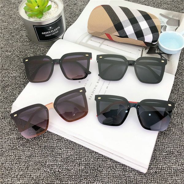 2022 fashion designer sunglasses goggle beach sun glasses for man woman 4 color optional, White;black
2022 fashion designer sunglasses goggle beach sun glasses for man woman 4 color optional, White;black