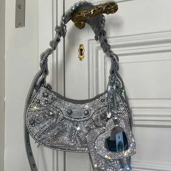 totes luxury handbags women denim diamond riveted motorcycle bag messenger bag half moon locomotive bag with mirror and card 220606
totes luxury handbags women denim diamond riveted motorcycle bag messenger bag half moon locomotive bag with mirror and card 220606