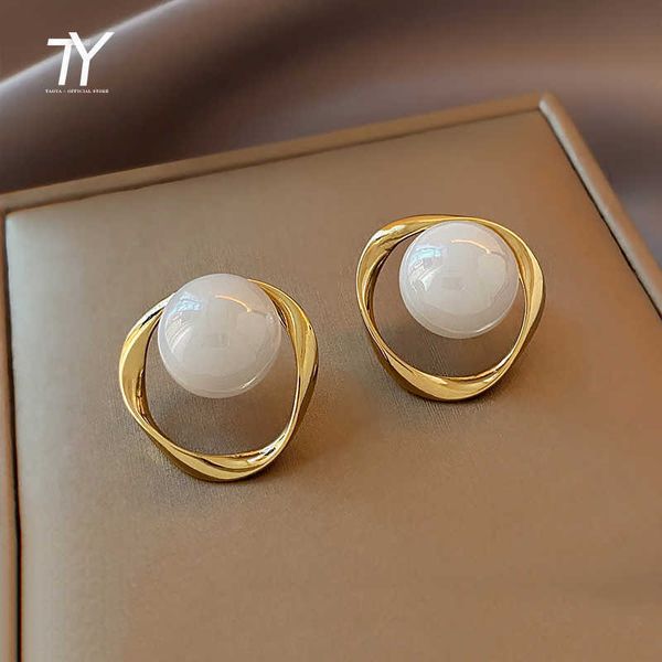 classic geometric irregular shape hollow out metal pearl charm earrings for woman luxury accessories fashion jewelry girls, Golden
classic geometric irregular shape hollow out metal pearl charm earrings for woman luxury accessories fashion jewelry girls, Golden