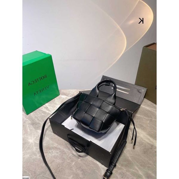 shoulder bag women crossbody bottage venates backpack purse handbags seam leather ladies metal chain classic woven messenger bag luxurys des
shoulder bag women crossbody bottage venates backpack purse handbags seam leather ladies metal chain classic woven messenger bag luxurys des