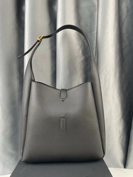 2023 spring designer simple hobo shoulder bags soft real leather letter printing hobos bag black adjustable single roots gold hasp baguette
2023 spring designer simple hobo shoulder bags soft real leather letter printing hobos bag black adjustable single roots gold hasp baguette