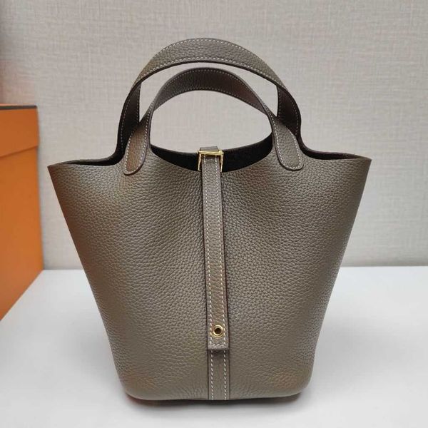 leather original quality handbag hemees picotins designer bags lock bag togo layer kraft vegetable basket portable bucket bag new leather 5r
leather original quality handbag hemees picotins designer bags lock bag togo layer kraft vegetable basket portable bucket bag new leather 5r