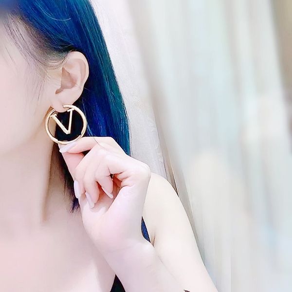 18k gold earrings designer women's stud classic luxury girl valentine's day love gift 316l stainless steel jewelry factory wholesa, Golden;silver
18k gold earrings designer women's stud classic luxury girl valentine's day love gift 316l stainless steel jewelry factory wholesa, Golden;silver