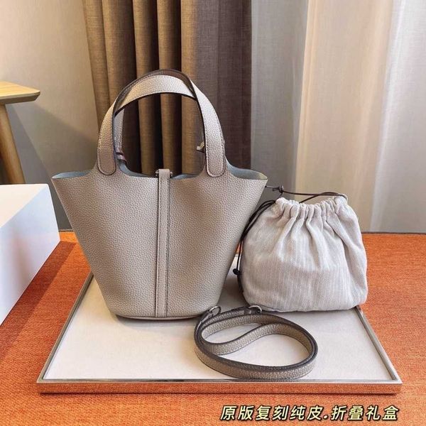 leather original quality handbag hemees picotins designer bags lock bag new h head leather portable litchi pattern vegetable basket bag mu8k
leather original quality handbag hemees picotins designer bags lock bag new h head leather portable litchi pattern vegetable basket bag mu8k