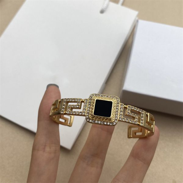 luxurys brands necklaces ear studs bracelets sets fashion designers jewelry classic letters golden diamond animals necklaces, Black 
luxurys brands necklaces ear studs bracelets sets fashion designers jewelry classic letters golden diamond animals necklaces, Black