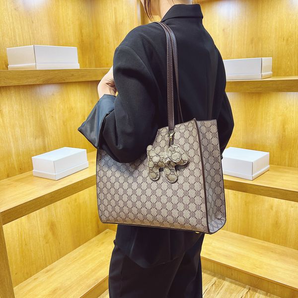 wholesale factory ladies shoulder bags elegant atmosphere retro printed tote bag street fashion cartoon pendant women handbag multi-layer le
wholesale factory ladies shoulder bags elegant atmosphere retro printed tote bag street fashion cartoon pendant women handbag multi-layer le