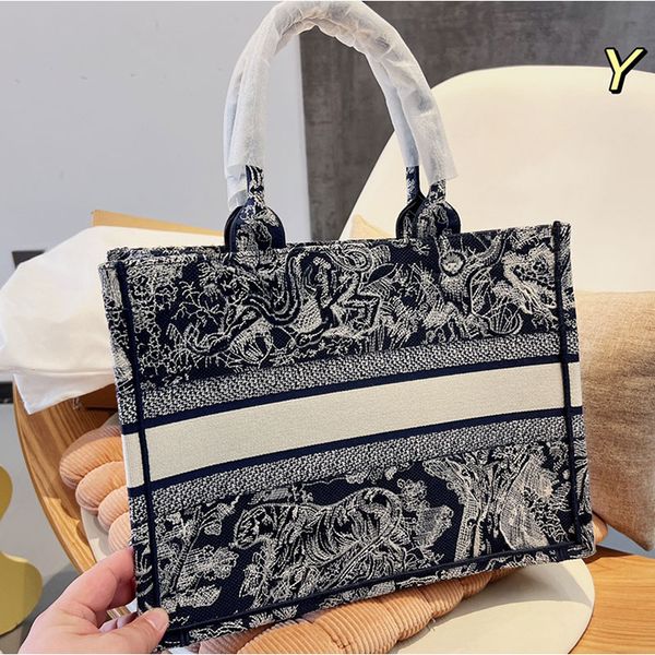 original single tote hand embroidered shopping bag 22ss new style ladies mommy bag designer clutch old pattern small size 26.5.21.14cm
original single tote hand embroidered shopping bag 22ss new style ladies mommy bag designer clutch old pattern small size 26.5.21.14cm