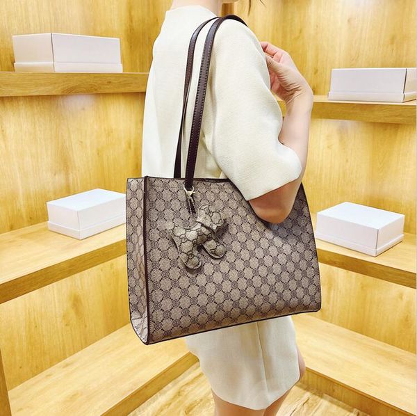 wholesale factory ladies shoulder bags elegant atmosphere retro printed tote bag street fashion cartoon pendant women handbag multi-layer le
wholesale factory ladies shoulder bags elegant atmosphere retro printed tote bag street fashion cartoon pendant women handbag multi-layer le