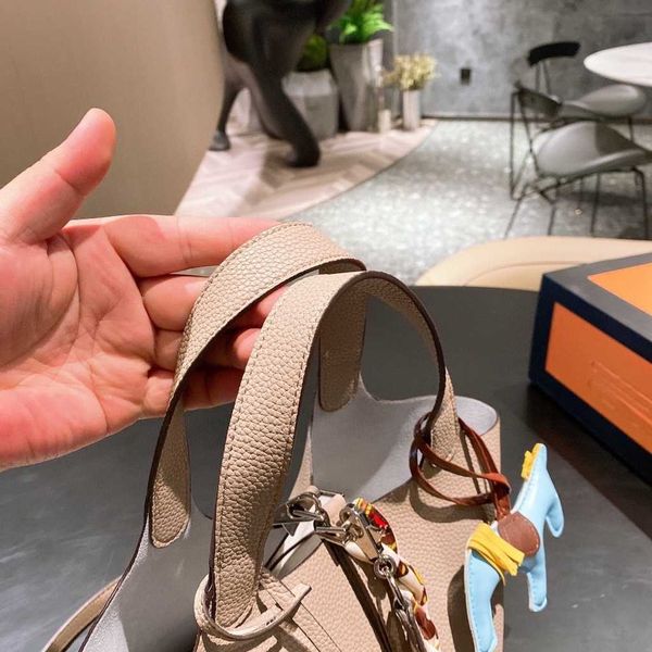 leather designer bags picotins basket lock handbag hemees lock handbag women messenger bag shoulder original quality fashion bags amxm
leather designer bags picotins basket lock handbag hemees lock handbag women messenger bag shoulder original quality fashion bags amxm
