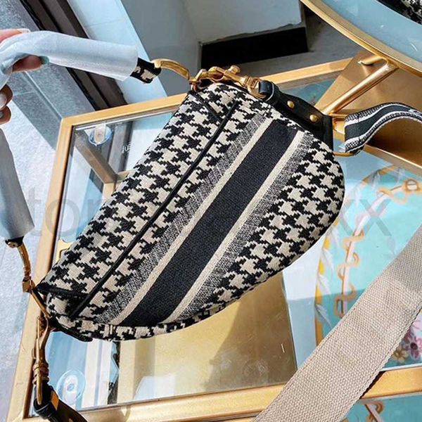 24cm saddle messenger bags womens shoulder bag boutique fashion classic long strap europe and america vintage purses 2021 trend
24cm saddle messenger bags womens shoulder bag boutique fashion classic long strap europe and america vintage purses 2021 trend
