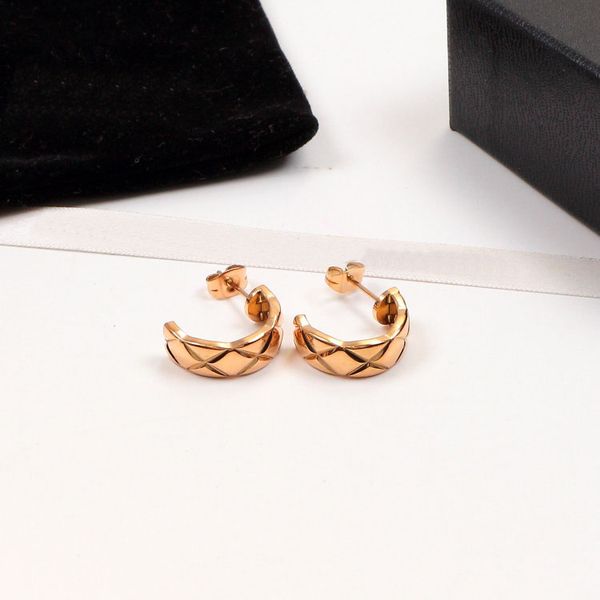quality luxury women fashion check stud classic lozenge stainless steel couple gifts designer jewelry engagement earrings wholesale, Golden;silver
quality luxury women fashion check stud classic lozenge stainless steel couple gifts designer jewelry engagement earrings wholesale, Golden;silver
