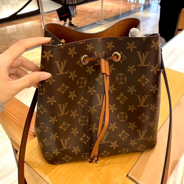 2023 design bucket bag genuine leather women handbag flower print sling shoulder drawstring crossbody louise purse vutton crossbody viuton b
2023 design bucket bag genuine leather women handbag flower print sling shoulder drawstring crossbody louise purse vutton crossbody viuton b