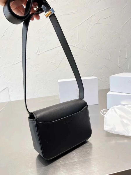 new small square bag solid color letter tofu bag one shoulder diagonal messenger metal magnetic buckle flip female
new small square bag solid color letter tofu bag one shoulder diagonal messenger metal magnetic buckle flip female