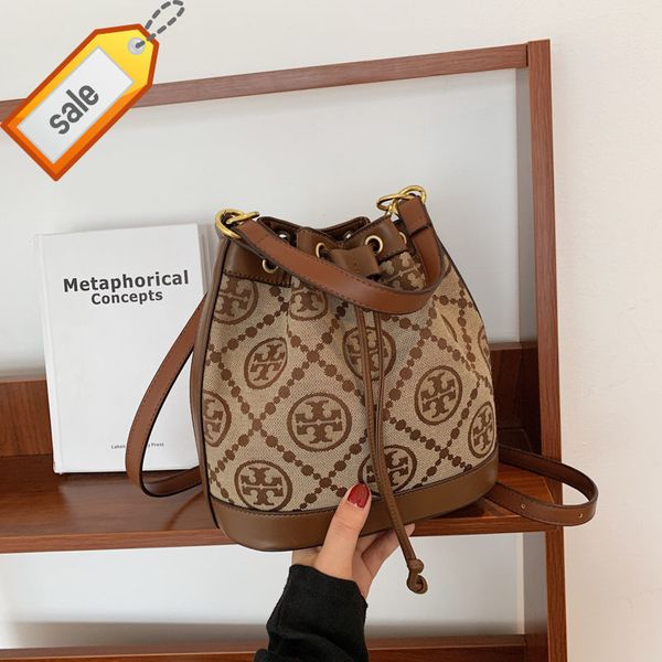 designer fashion trendy handbags bucket bags shoulder factory online export 2022 old flower 2022 new women's canvas vintage drawstring
designer fashion trendy handbags bucket bags shoulder factory online export 2022 old flower 2022 new women's canvas vintage drawstring