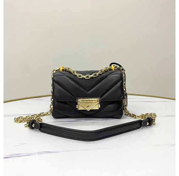 new women luxury shoulder crossbody designer bags kor fashion lady handbag bag multi color metal mini size leather clamshell design totes
new women luxury shoulder crossbody designer bags kor fashion lady handbag bag multi color metal mini size leather clamshell design totes