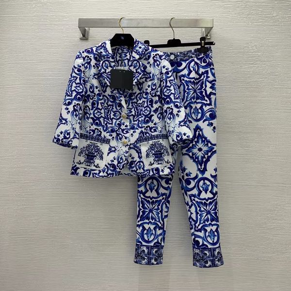 luxury women's two piece pants 2022 new autumn lapel neck long sleeve coats brand same style suit designer 0818-10, White
luxury women's two piece pants 2022 new autumn lapel neck long sleeve coats brand same style suit designer 0818-10, White