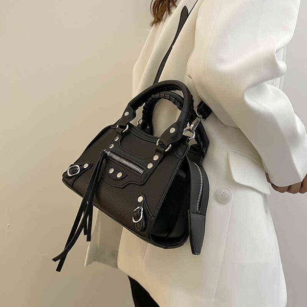 purses rivet trend locomotive handbag women's 2022 new creative personalized one shoulder design sense messenger handbags
purses rivet trend locomotive handbag women's 2022 new creative personalized one shoulder design sense messenger handbags