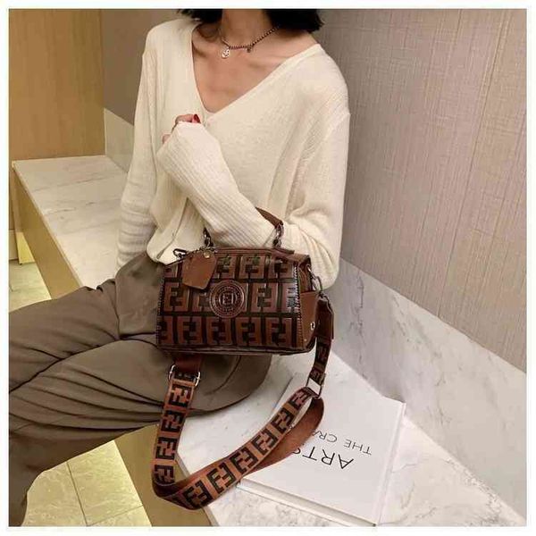 65% off factory online clearance in spring and summer of fashion one shoulder slanting cross portable embossed small square bag
65% off factory online clearance in spring and summer of fashion one shoulder slanting cross portable embossed small square bag