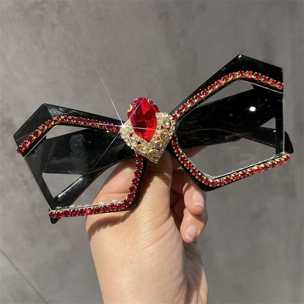 unique personality oversized punk womans sunglasses luxury big jewel eyeglasses frame female accessios feminino 220818, White;black
unique personality oversized punk womans sunglasses luxury big jewel eyeglasses frame female accessios feminino 220818, White;black